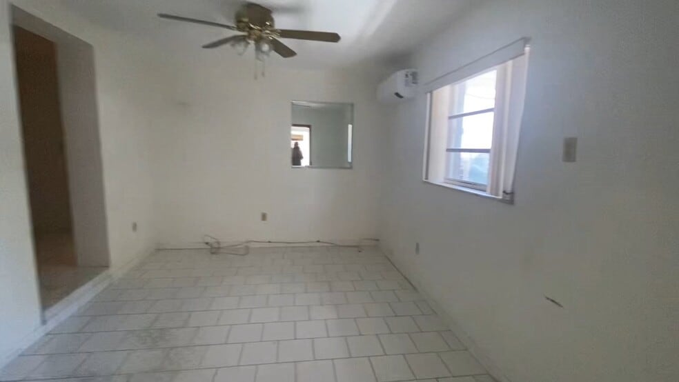 Building Photo - 3302 SW 10th St