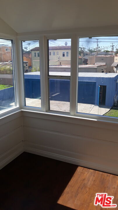 Building Photo - 5017 S Crenshaw Blvd