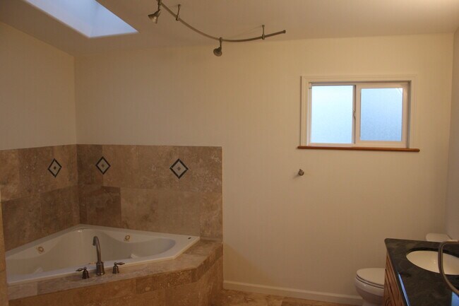 Building Photo - Part of a 2-unit CPR. 4 bedroom 3.5 bath with attached garage. Approx 1961 sf