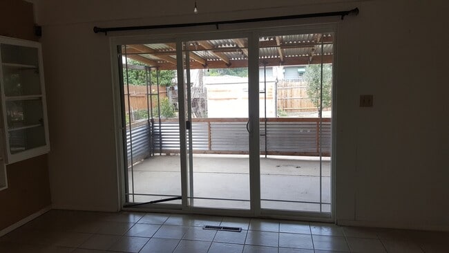 Building Photo - 3 bedroom 1 bath