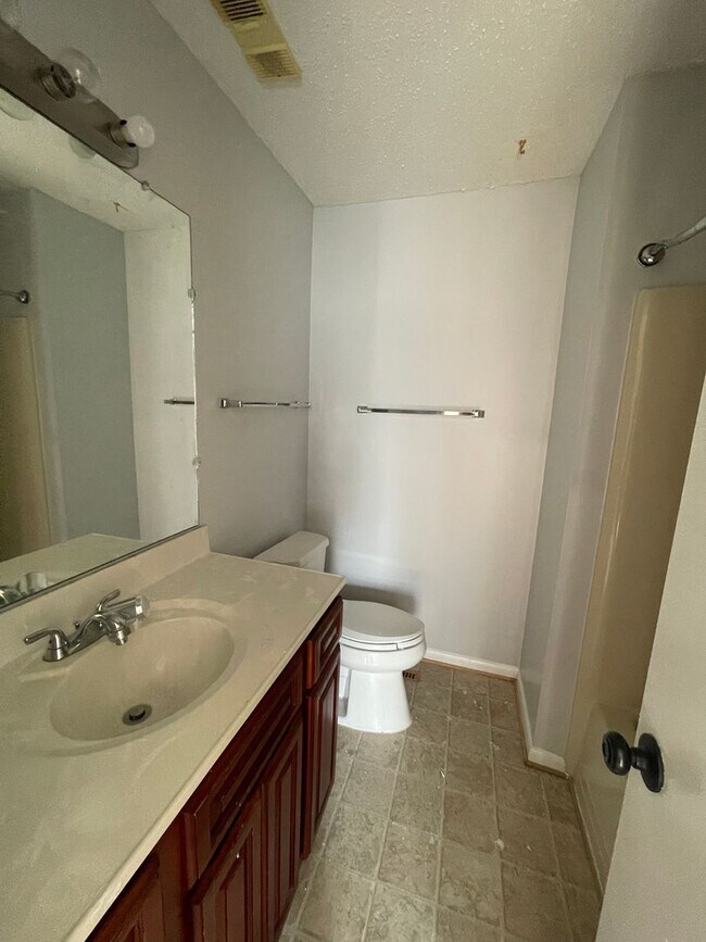 Building Photo - AWESOME TOWN HOME STEPS AWAY FROM BEACH ACCESS