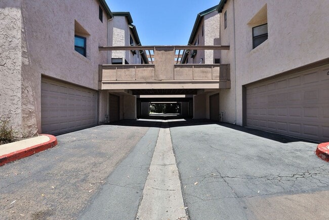 Building Photo - 8750 Villa La Jolla Dr