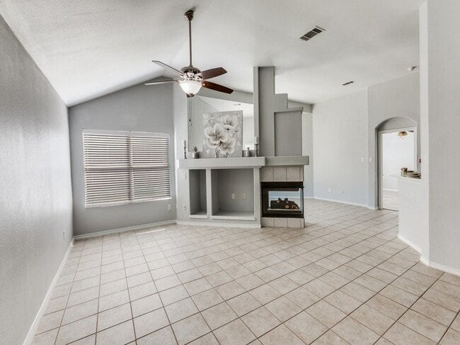 Building Photo - 1305 Greenbriar Ln