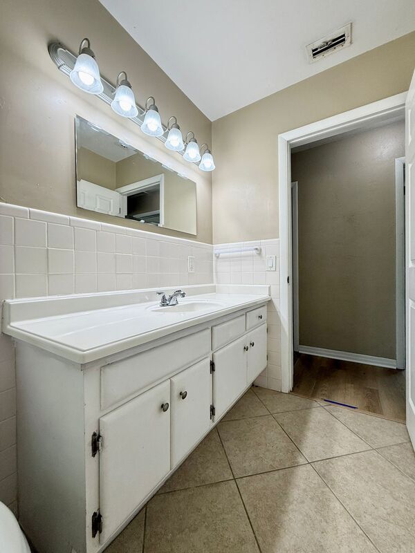 Building Photo - 2565 Granada Cir W