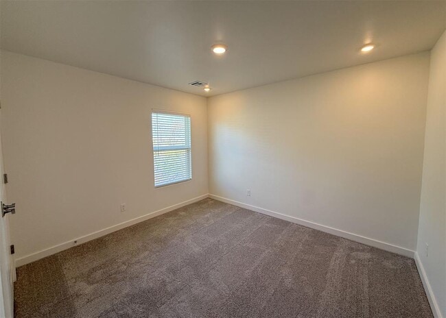 Building Photo - 13112 Maplewood Ave