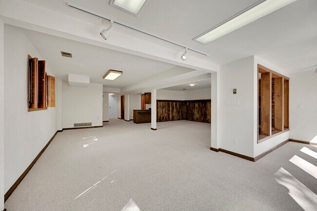 Building Photo - 2356 S Hiwan Dr