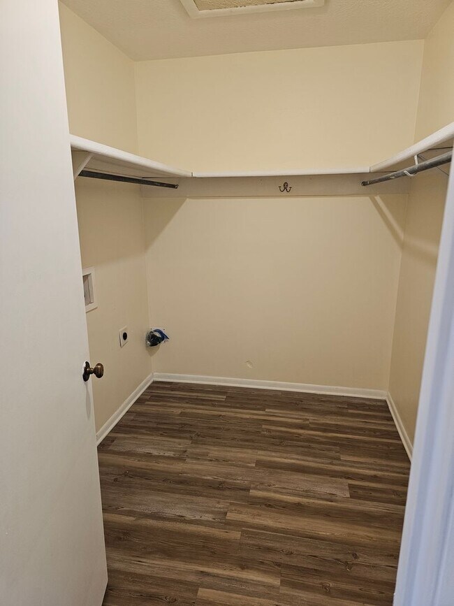 Building Photo - Townhome