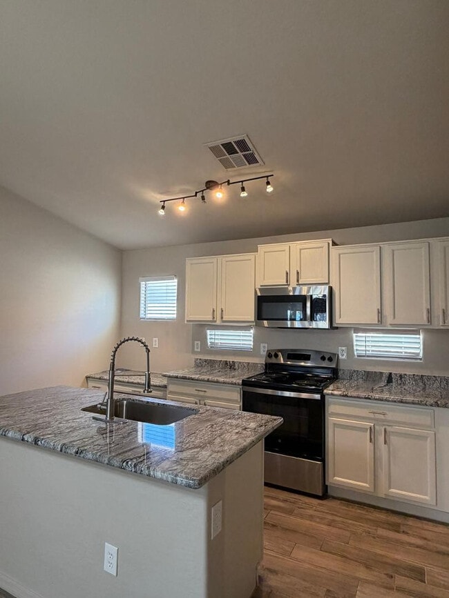 Building Photo - 11284 W Magnolia St