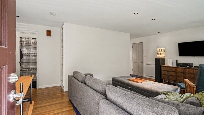 Building Photo - 2Bd/1Ba Shoreline House