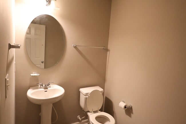 Building Photo - 1899 Lakecrest Dr