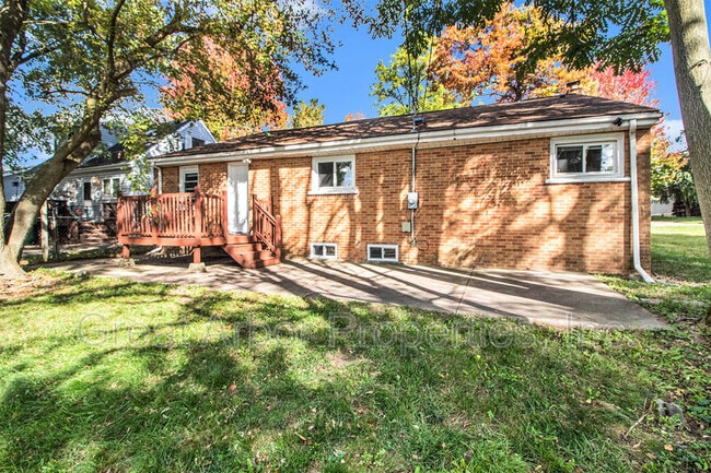 Building Photo - 392 Firwood St