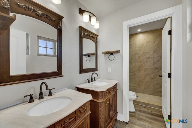 Building Photo - 1216 Canyon Lake Dr