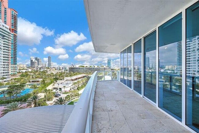 Building Photo - 100 South Pointe Dr