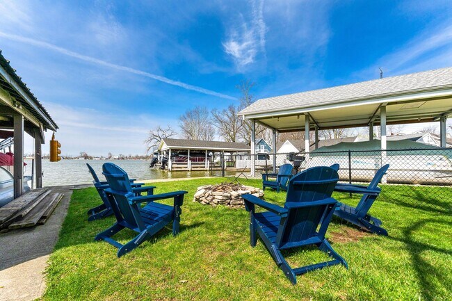 Building Photo - Fully Furnished 3 Bedroom Lakefront Home o...
