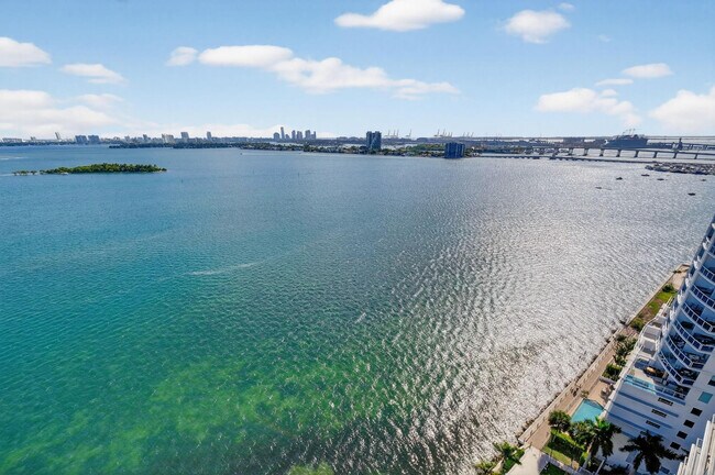 Building Photo - 700 NE 24th St