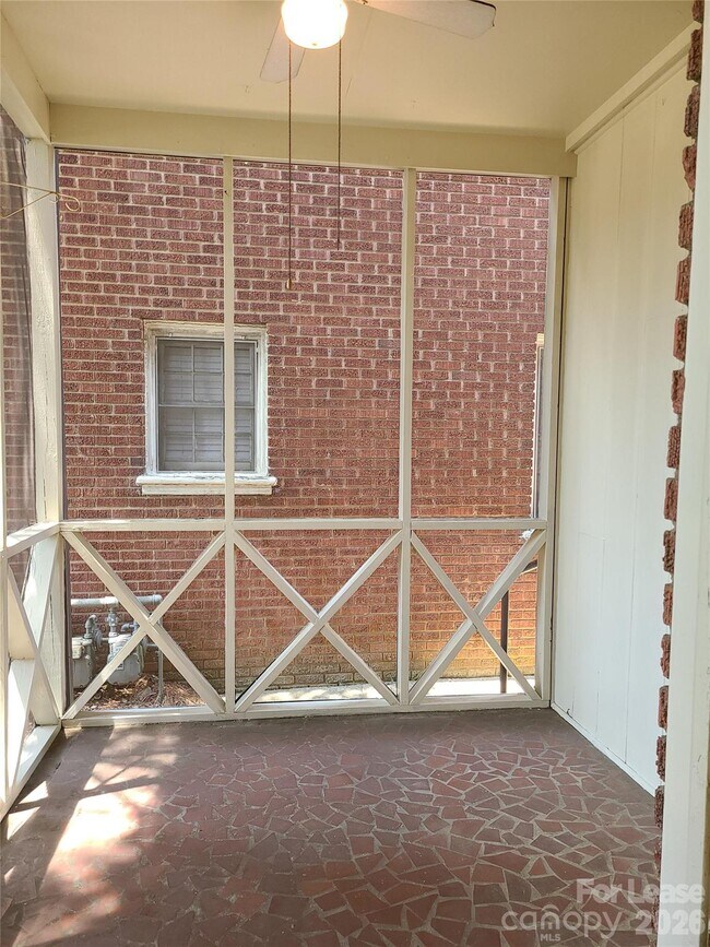 Building Photo - 523 Willoughby St