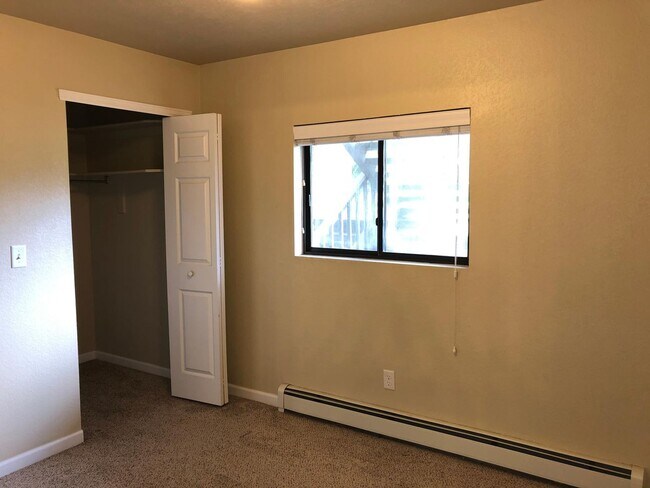 Building Photo - 2 bed 2 bath condo in a Central East Boulder location. Perfecting for Commuting!