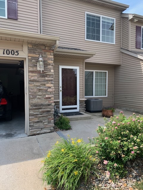 Front patio/garage - 601 Orchard Hills Dr