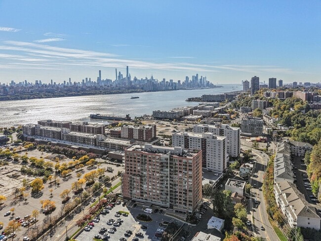 Building Photo - 915 Hudson Park
