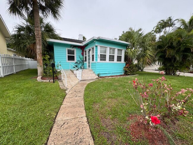 Building Photo - 305 N Lakeside Dr