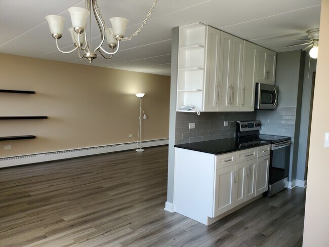 Building Photo - 225 S Rohlwing Rd