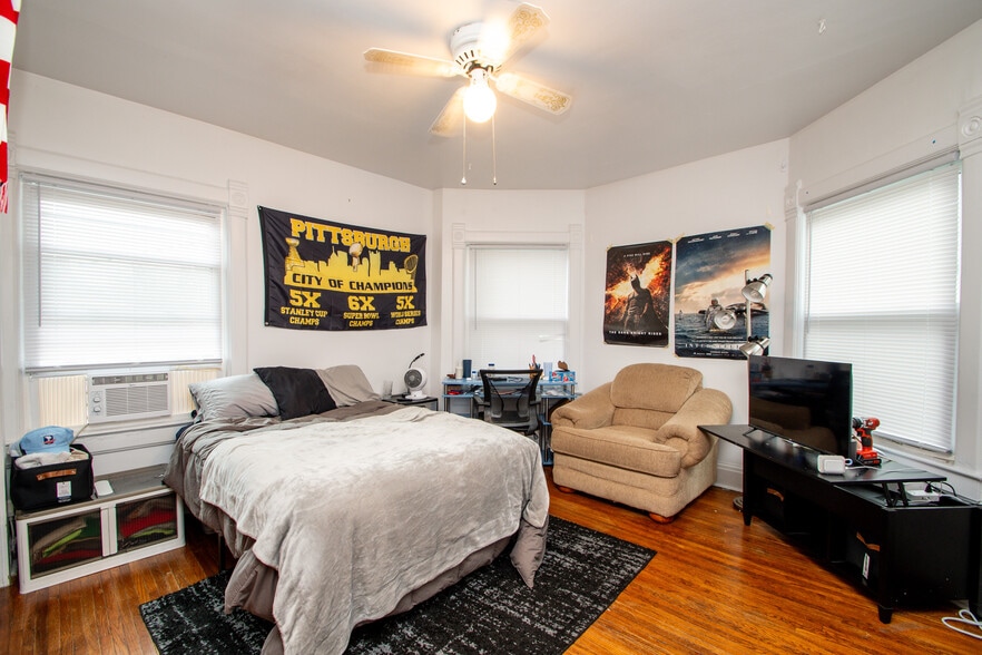 Building Photo - 1403 W Barker Ave