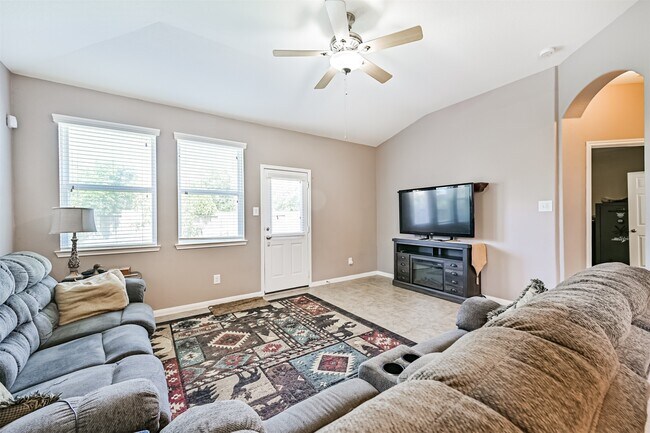 Building Photo - 2411 Lakecrest Town Dr