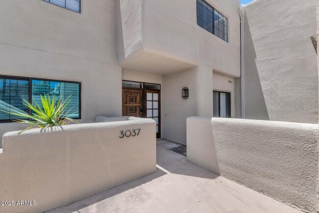 Building Photo - 3037 E Rose Ln