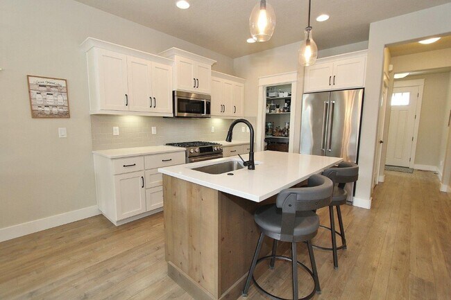 Building Photo - Lovely 4 bed 2 1/2 bath Home in Meridian, Available first week of July