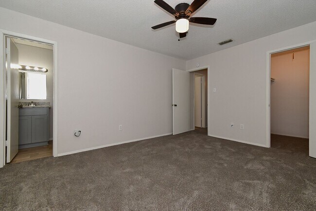 Building Photo - 1703 La Fontaine Ln