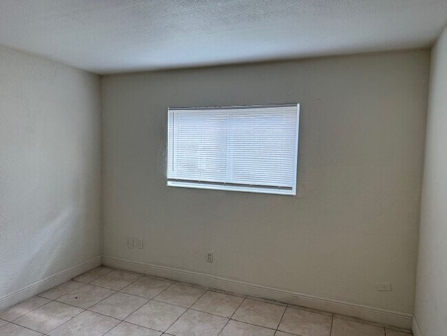 Building Photo - Ground floor 2 bedroom condo