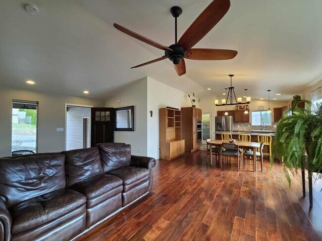 Building Photo - 3950 NE Vista del Rey Dr