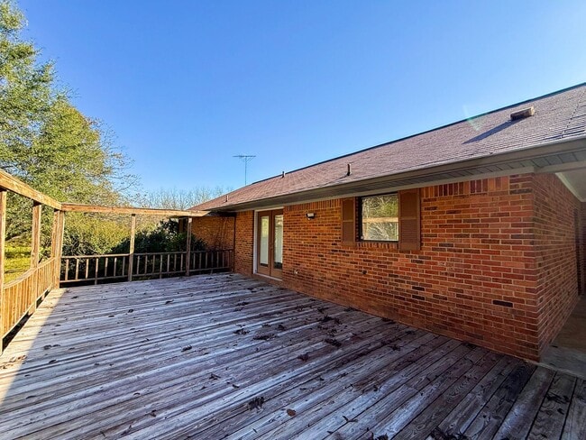 Building Photo - Newly repainted 3-bedroom, 2-bath home