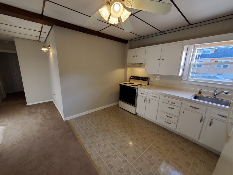 Building Photo - 396 W Clements Bridge Rd