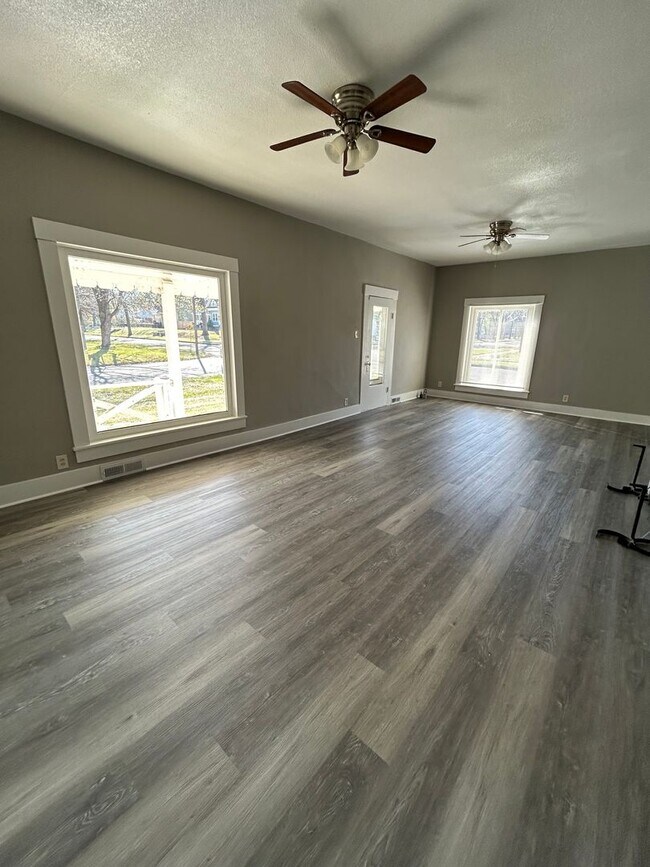 Building Photo - Remodeled And Very Adorable 3 Bedroom/2 Bathroom House