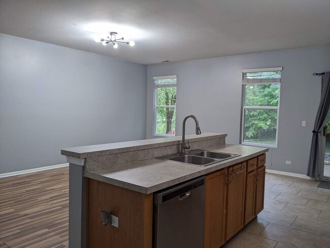 Building Photo - 3994 Blackstone Dr