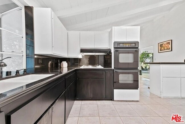 Building Photo - 4363 Hayvenhurst Ave