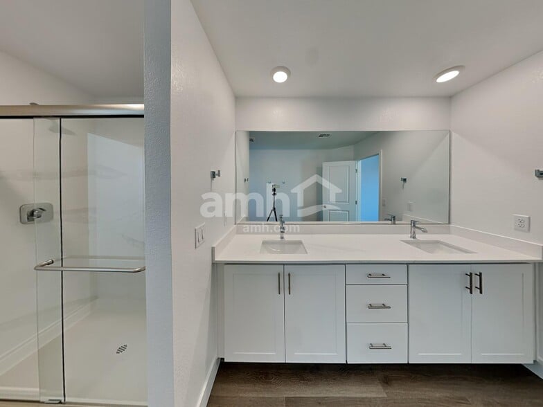 Building Photo - 11053 S Sanaco Ct