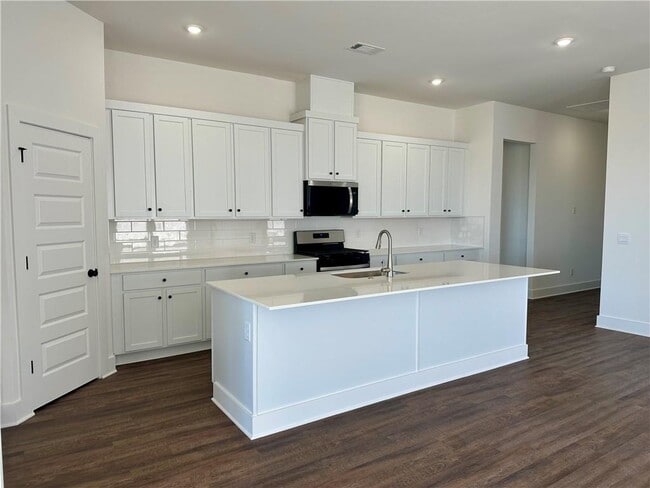 Building Photo - 2421 Longfellow Dr