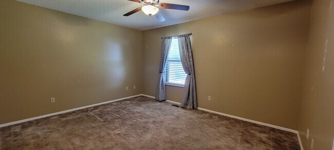 Building Photo - 3 bedroom 2 bath home