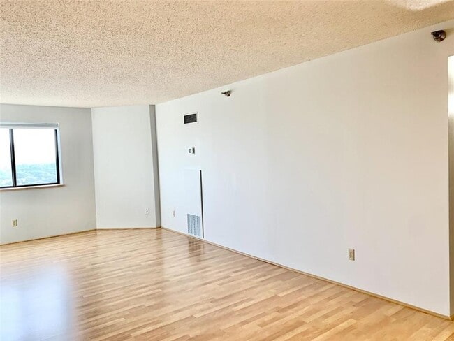 Building Photo - 78 10th St E