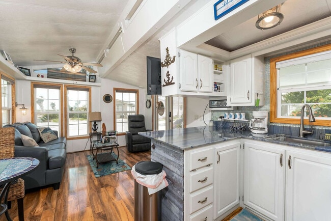 Building Photo - 793 E Oyster Dr