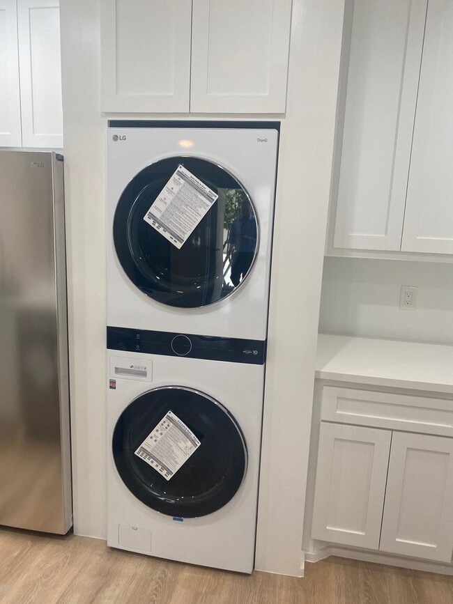 Building Photo - Marina Pointe One Bedroom Unit