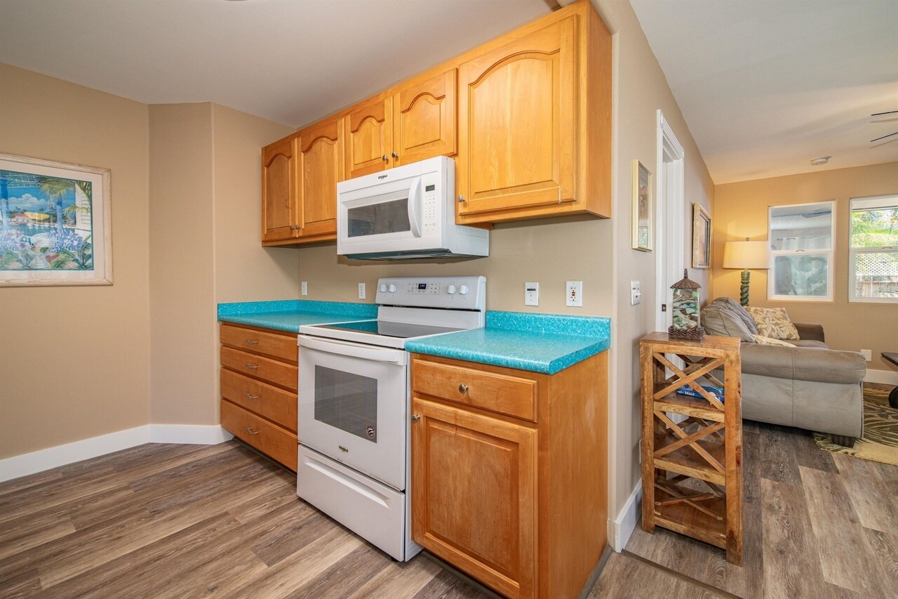 fully stocked kitchen - 30 Kaikane Pl
