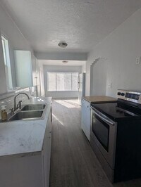 Building Photo - Updated Pet-Friendly Clarkston House