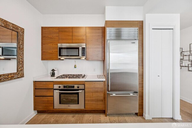 Building Photo - 425 1st St