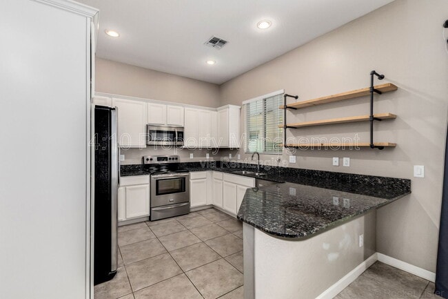 Building Photo - 1367 S Country Club Dr