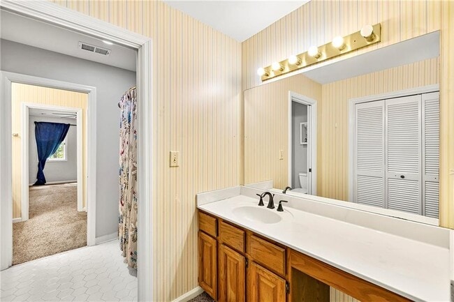 Building Photo - 302 S River Farm Dr