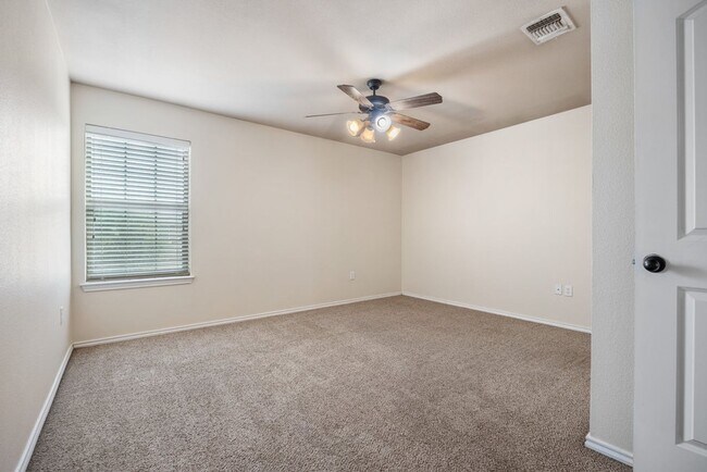 Building Photo - Available Now! Nice 3 Bedroom, 2.5 Bath Duplex located in New Braunfels!