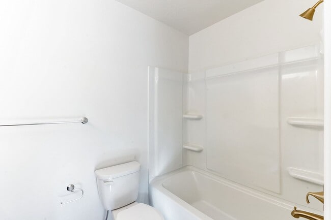 Building Photo - Remodeled Vineyard Townhome w/ 2 Car Garage